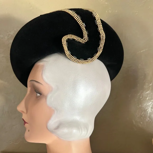 STYLISH 1940's BLACK FELT HAT WITH PEARL & BEAD TRIM